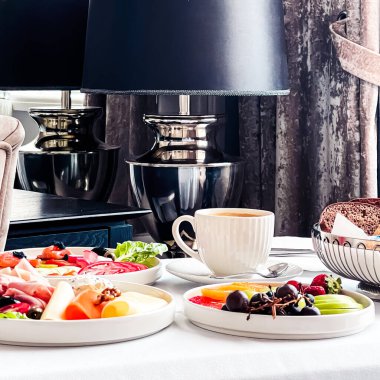 Lüks otel ve beş yıldızlı oda servisi, çeşitli yemek tabakları, ekmek ve kahve seyahat ve konukseverlik markası olarak oda kahvaltısı.