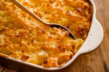 Rahatlatıcı yemekler ve geleneksel İngiliz mutfağı, kırsal kesimdeki ahşap masa üzerinde fırında balık turtası, ev yapımı yemek tarifi fikri.