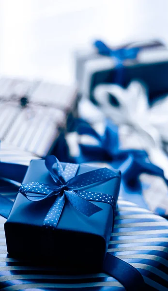 Ünnepi Ajándékok Csomagolt Luxus Ajándékok Kék Ajándékdobozok Meglepetésként Születésnapra Karácsonyra Stock Kép