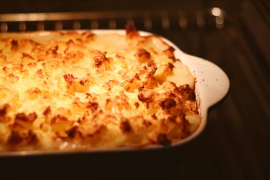 Konforlu yemekler ve geleneksel İngiliz mutfağı, kırsal mutfakta fırında balık turtası pişirmek, ev yapımı yemek tarifi fikri.