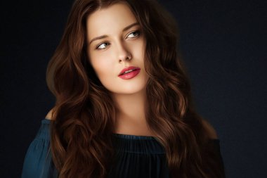 Güzellik, makyaj ve cilt bakımı, siyah arka planda uzun saçlı güzel bir kadının yüz portresi lüks kozmetik ürünleri, sağlık ve cazibe modası.