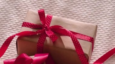 Kırmızı kurdeleli hediyeler ve hediyeler, Noel ve tatiller.