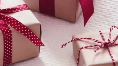Kırmızı kurdeleli hediyeler ve hediyeler, Noel ve tatiller.