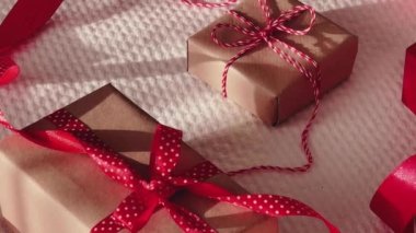 Kırmızı kurdeleli hediyeler ve hediyeler, Noel ve tatiller.