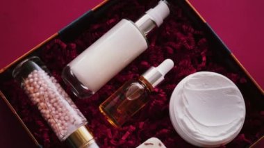 Güzellik kutusu abonelik paketi ve lüks cilt bakım ürünleri, spa ve kozmetik vücut bakım ürünü geçmişi, tatil hediyesi olarak sağlık kozmetiği, çevrimiçi alışveriş teslimatı.