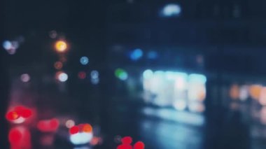Gece şehir ışıkları, arabalar ve trafik bulanık arka plan.