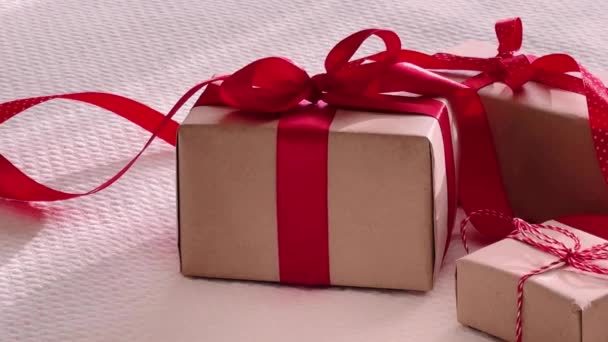 Cadeaus Cadeautjes Met Rode Linten Kerstmis Feestdagen — Stockvideo