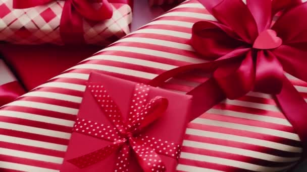 Χριστουγεννιάτικα Δώρα Και Δώρα Κλασικά Κόκκινα Και Ροζ Κουτιά Δώρων — Αρχείο Βίντεο