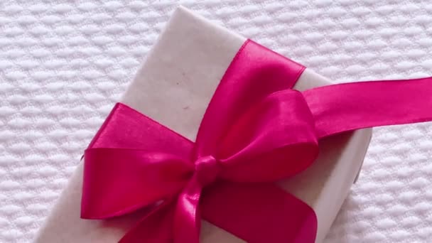 Ajándékok Ajándékok Rózsaszín Szalagokkal Karácsonyi Ünnepi — Stock videók
