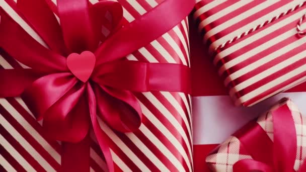 休日の贈り物やプレゼント 古典的な赤とピンクのギフトボックス 誕生日 バレンタインデー クリスマスや休日のための豪華なプレゼントを包んだ — ストック動画