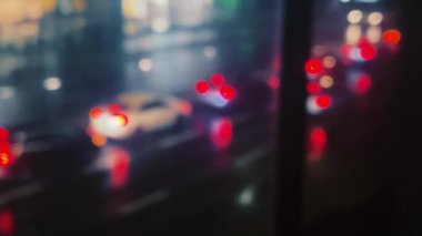 Gece şehir ışıkları, arabalar ve trafik bulanık arka plan.