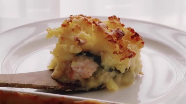 Комфортна Їжа Традиційна Англійська Кухня Частина Рибного Пирога Подається Білій — стокове відео