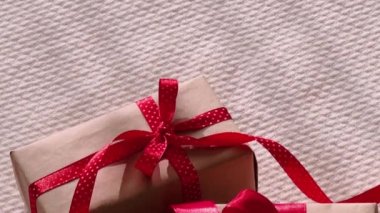 Kırmızı kurdeleli hediyeler ve hediyeler, Noel ve tatiller.
