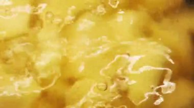 Kaynar suda patates, yemek ve yemek tarifi..