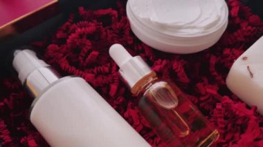Güzellik kutusu abonelik paketi ve lüks cilt bakım ürünleri, spa ve kozmetik vücut bakım ürünü geçmişi, tatil hediyesi olarak sağlık kozmetiği, çevrimiçi alışveriş teslimatı.