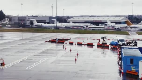2023年1月頃イギリス イギリス ベドフォードシャー州ルトン ロンドンのEasyjet飛行機ルトン空港 — ストック動画