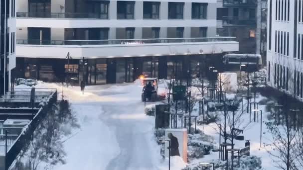 近代的な住宅街の道路を清掃する雪の除去機 雪の天気条件 — ストック動画