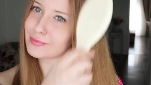 Красива Щаслива Жінка Розчісує Довге Світле Волосся — стокове відео