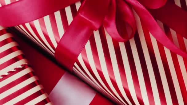 Праздничные Подарки Подарки Классические Красные Розовые Подарочные Коробки Завернутый Роскошный — стоковое видео
