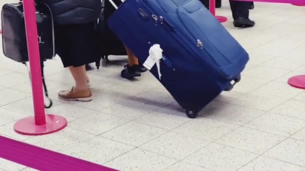 空港で荷物袋とスーツケースを持つ人々 — ストック動画