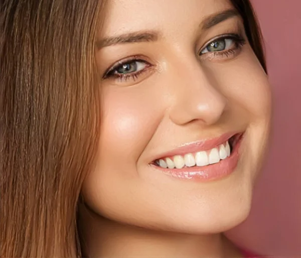 Szépség Smink Bőrápolás Kozmetikai Modell Arc Portré Rózsaszín Háttér Mosolygós Stock Fotó