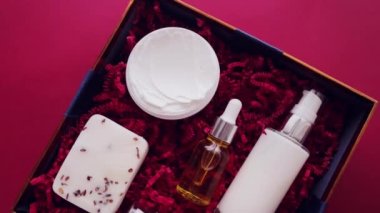 Güzellik kutusu abonelik paketi ve lüks cilt bakım ürünleri, spa ve kozmetik vücut bakım ürünü geçmişi, tatil hediyesi olarak sağlık kozmetiği, çevrimiçi alışveriş teslimatı.