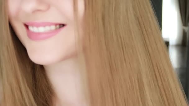 Прекрасная Счастливая Женщина Расчесывает Свои Длинные Светлые Волосы — стоковое видео