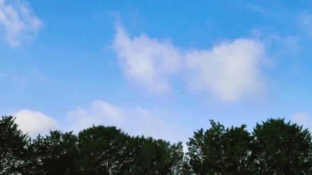 Flying Plane Blue Sky Trees Beautiful Nature English Countryside — Αρχείο Βίντεο