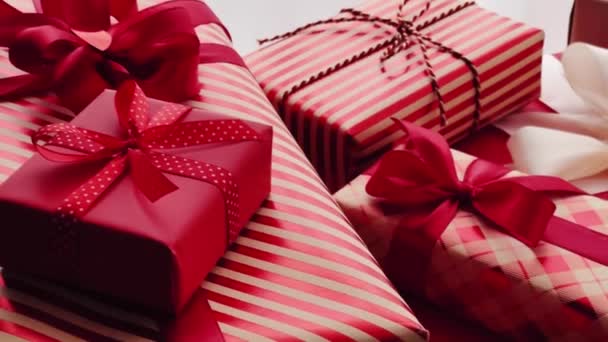 Holiday Gifts Presents Classic Red Pink Gift Boxes Wrapped Luxury — Vídeo de stock