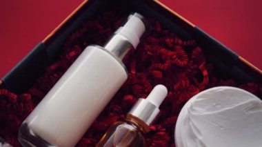 Güzellik kutusu abonelik paketi ve lüks cilt bakım ürünleri, spa ve kozmetik vücut bakım ürünü geçmişi, tatil hediyesi olarak sağlık kozmetiği, çevrimiçi alışveriş teslimatı.
