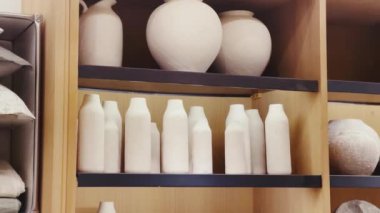 Ev dekorasyonu ve sürdürülebilir marka konsepti. Kitlesel market alışveriş merkezinde ev eşyaları, mobilya ve iç tasarım dekorasyon ürünlerinin çevre dostu lüks koleksiyonu. Yüksek kalite 4k