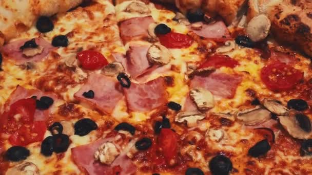 Pizza Capriciosa Στην Πιτσαρία Φαγητό Από Κοντά Υψηλής Ποιότητας Πλάνα — Αρχείο Βίντεο