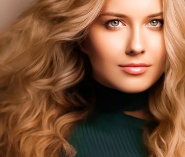 Saç stili, güzellik ve saç bakımı, uzun ve sağlıklı saçlı güzel bir kadın, doğal makyaj yapan sarışın bir model, kuaför salonu için göz kamaştırıcı bir portre ve saç bakım markası.