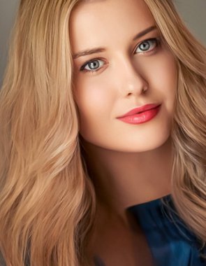 Güzellik ve kadınlık, güzel sarışın kadın uzun sarı saçlı, doğal bir portre.