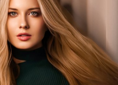 Saç stili, güzellik ve saç bakımı, uzun ve sağlıklı saçlı güzel bir kadın, doğal makyaj yapan sarışın bir model, kuaför salonu için göz kamaştırıcı bir portre ve saç bakım markası.