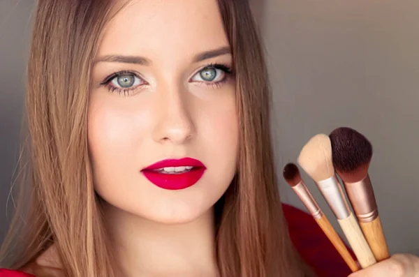 Belleza Maquillaje Cosméticos Retrato Facial Mujer Hermosa Con Pinceles Maquillaje — Foto de Stock