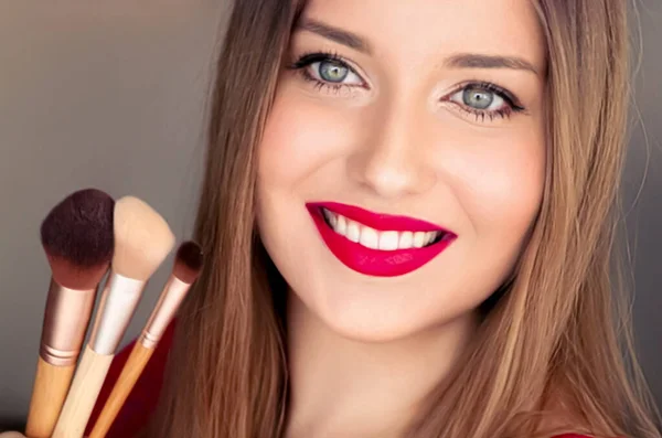 Belleza Maquillaje Cosméticos Retrato Facial Mujer Hermosa Con Pinceles Maquillaje —  Fotos de Stock