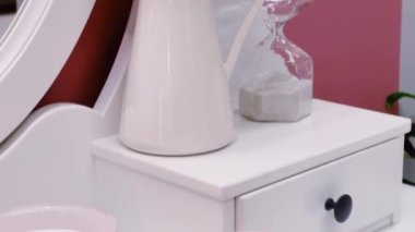 Yatak odasında pembe çiçekler, romantizm ve ev dekorasyonu..