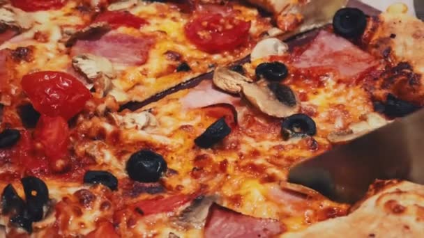 Крупный План Пиццы Каприсиоса Пиццерии — стоковое видео