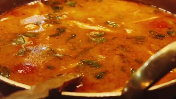 Pittige Vissoep Gevuld Met Zachte Stukjes Vis Schaaldieren Een Tomatenbouillon — Stockvideo