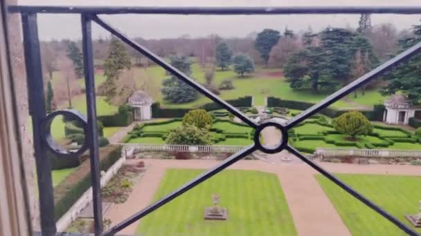Malerischer Formaler Garten Umrahmt Vom Fenster Eines Grandhotels Einer Historischen — Stockvideo