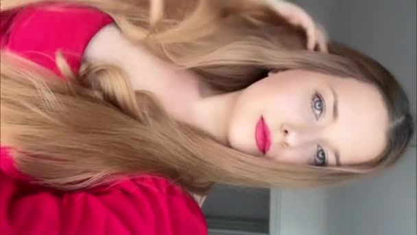 Piękna Kobieta Długimi Blond Włosami Uśmiecha Się Pozuje Dla Piękna — Wideo stockowe
