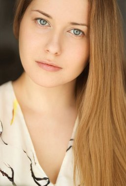 Kameraya bakan güzel bir kadın, doğal makyaj portresi, evde yaşam tarzı..