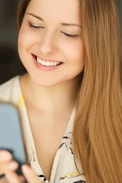 Beautiful Happy Woman Using Her Mobile Phone Online Shopping Smiling — Stock Photo, Image
