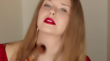 Güzel bir kadın makyaj fırçasıyla pudra sürüyor ve gülümsüyor, kozmetik ürünler, doğal güzellik, cilt bakımı ve makyaj malzemesi, yaşam tarzı portresi