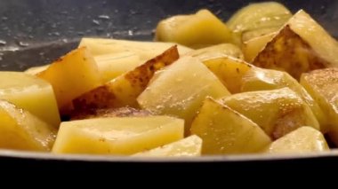 Tavada patates kızartması, tarif için cips pişirme, ev yapımı konfor yemeği ve akşam yemeği hazırlama.