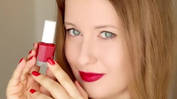 Glückliche Schöne Frau Mit Rotem Nagellack Make Kosmetikflasche Und Lächeln — Stockvideo