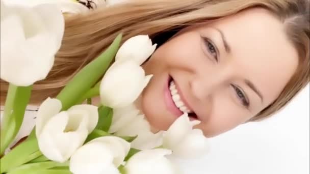 Mujer Feliz Con Ramo Tulipanes Sonrientes Celebración Navideña Regalo Flores — Vídeos de Stock