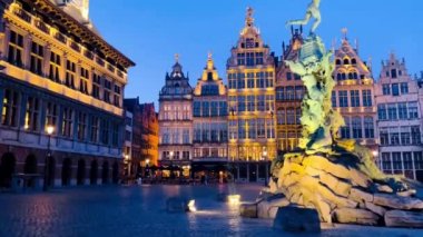 Antwerp, Belçika 'nın Grote Markt' ı. Gece ışıklarıyla güzel, eski kasaba meydanı.