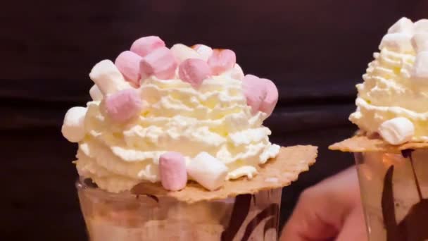 Kávové Latté Šlehačkou Marshmallows Kavárně Antverpách Belgie — Stock video